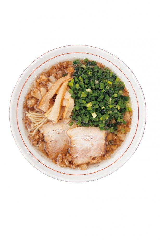 赤鳶ラーメンの「中華そば」(650円)はネギがたっぷりのっている