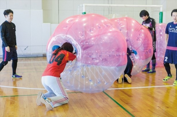 【写真を見る】バブルの取り扱い説明を受けたら装着！