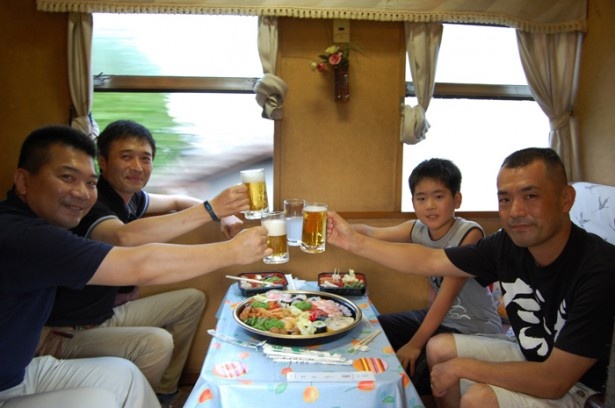 家族や友人との参加者が多く、車内は大いに盛り上がるという (※写真は2011年8月撮影)