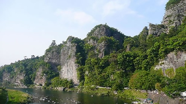 新日本三景のひとつ、耶馬溪(やばけい)の競秀峰。青の洞門や一目八景など、数々の絶景ポイントがある