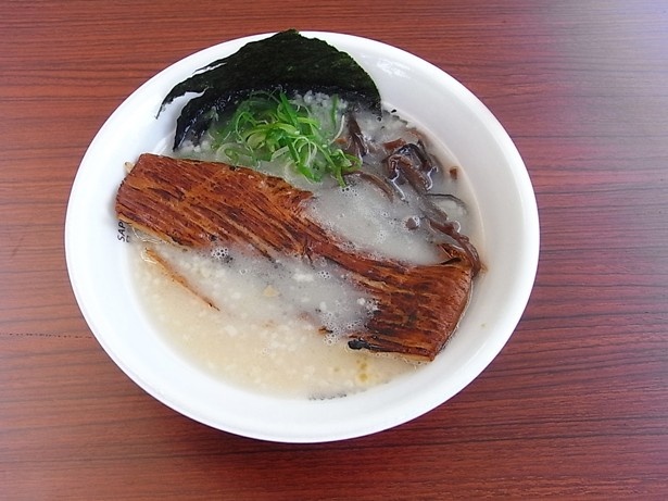 【写真を見る】創業52年の「博多 だるま」からは、同店名物の炙りとろ肉をまるごと一枚乗せた限定メニュー「濃厚博多豚骨豚トロ肉盛りラーメン」が出品
