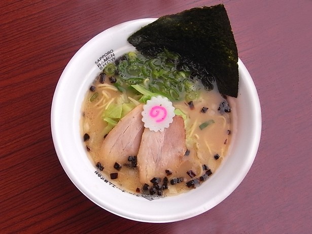 豚骨ラーメンのおいしさを世に知らしめた「博多 一風堂」からは2001年に誕生した「一風堂かさね味」が出品。さっぱりとしながらも深みのある鶏豚骨スープが特徴