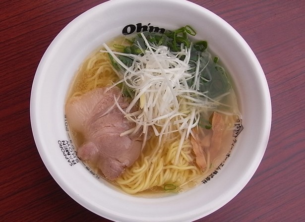 「彩色ラーメン きんせい」では、鶏の旨味や肉の旨味を絶妙に抽出し、魚介のスープを加えて和風に仕上げた「なにわの金の塩」が味わえる