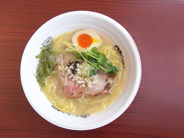 「ラーメンにっこう」では、鶏の旨味あふれるマイルドな塩味のスープに、京都の老舗製麺所から取り寄せる特注麺を合わせた「鶏ネギ白湯」を出品