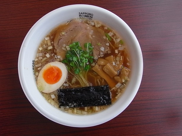 支那そばにおける東京の代表格「ちばき屋」からは、鶏ガラと豚骨ベースに、カツオと昆布、醤油で味を整えた清湯スープと、細ちぢれ麺を合わせた「支那そば」が登場