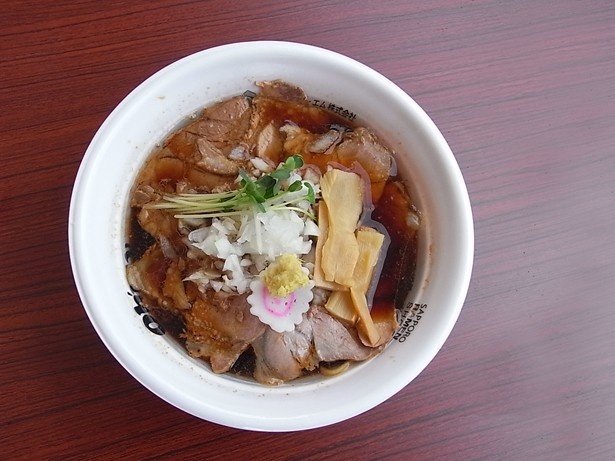 「NEW OLD SYTLE 肉そばけいすけ」からは、肉が丼を覆う「肉そば」が登場。特製醤油ダレと大量の豚でとったスープ、そしてショウガの風味がマッチ