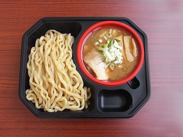 「つけめんTETSU」からは、豚骨ベースの動物系スープと魚介系スープを合わせた濃厚でクリーミーなつけ汁に、コシのあるオリジナルの麺を合わせた「つけめん」が登場