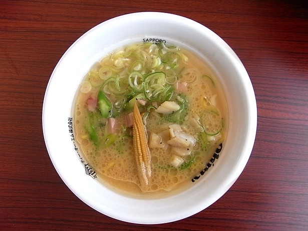 札幌味噌を全国に知らしめた「すみれ」からは、アスパラやヤングコーン、ホタテなど道産食材の旨味と甘味が詰まった「味噌ミルクラーメン」が出品