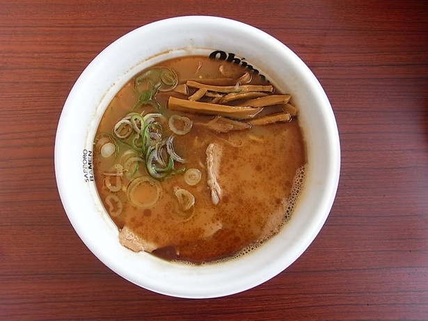  旭川ラーメンの伝統を守り続ける老舗「蜂屋」からは、豚骨とアジのブレンドスープに焦がしラードを加えた濃厚スープが独特な限定メニュー「醤油ラーメン」が登場