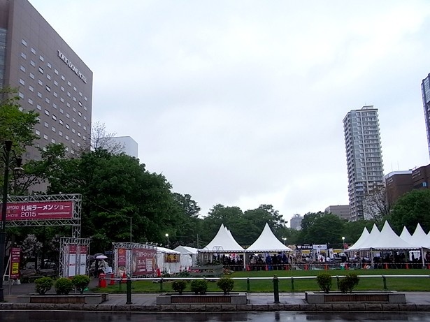初日の午前中はあいにくの雨模様だったが、昼にはすでに名店の味を楽しむ客で、屋根付きの飲食スペースはにぎわっていた
