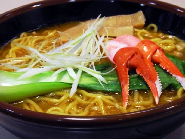 麺屋 開高の「濃厚 カニだし味噌らーめん」(900円)。自慢の味噌とカニだしを合わせた濃厚スープは絶品！