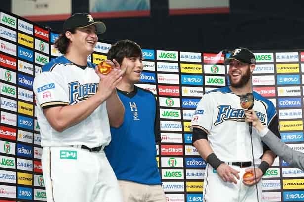【写真を見る】メンドーサ選手(左)とハーミッダ選手