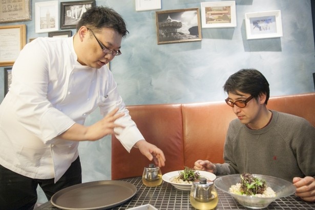 「約20工程かけて熟成する羅臼昆布は味も奥深い。自宅でも使いやすいですよ」とは、イベントのビュッフェも監修する眞貝シェフ（左）