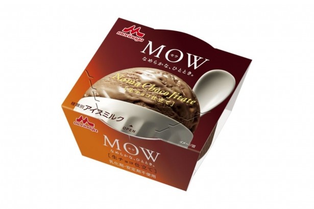 生チョコとエクアドル産カカオマス使用のチョコレートアイス「MOW 生チョコ仕立て」(希望小売価格・税抜130円)。濃厚な生チョコと香り高いカカオの風味が魅力