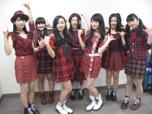 「KANIKAPILA」の左からNATSUKO・KANA・LEONA ・PIPPI・YOSHIKA・MIZUHO・AOI