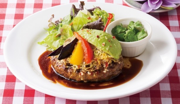 黒ニンニクソースと、ナンプラーなどを使ったエスニックソースを合わせた｢ビーフ100％ハンバーグ～スパイシーエスニックソース｣(1185円)。お好みでトッピングのパクチーを載せてどうぞ