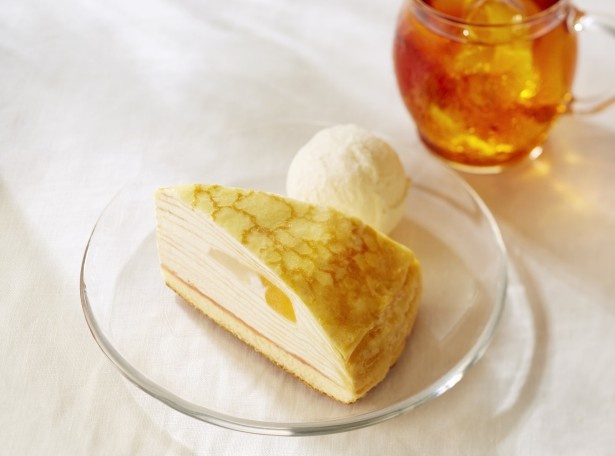 ホイップクリームにモモ果肉とジャムを合わせた｢ミルクレープ クリーミーピーチ｣(単品480円)。セットドリンクとアイスが1玉つく｢スイーツプレート｣(800円・写真)もおすすめ