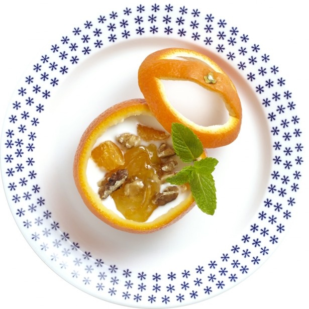 【写真を見る】オレンジをくり抜いて中にヨーグルトを入れた「Orange Basket」