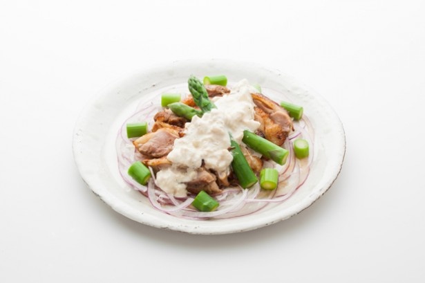 秋田県の代表料理「比内地鶏とアスパラガスのお豆腐マヨソース」。みずみずしいアスパラガスと柔らかな比内地鶏に、“豆腐マヨソース”がマッチする