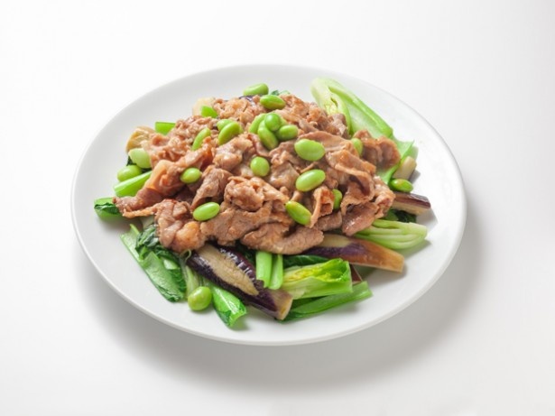 東京都の代表料理「江戸小松菜のマヨ豚しょうが焼き」。豚肉にマヨネーズを揉み込み、野菜を蒸し炒めする時にもマヨネーズを使用。野菜たっぷりで満足度も抜群！