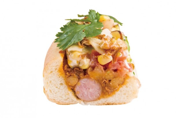 Antenna WIRED CAFEの「GUACAMOLE DOG」(600円)は、ソーセージの上にアボカドやコーン、トマトで煮込んだ豆などがたっぷり！クルミの食感がアクセントを加える
