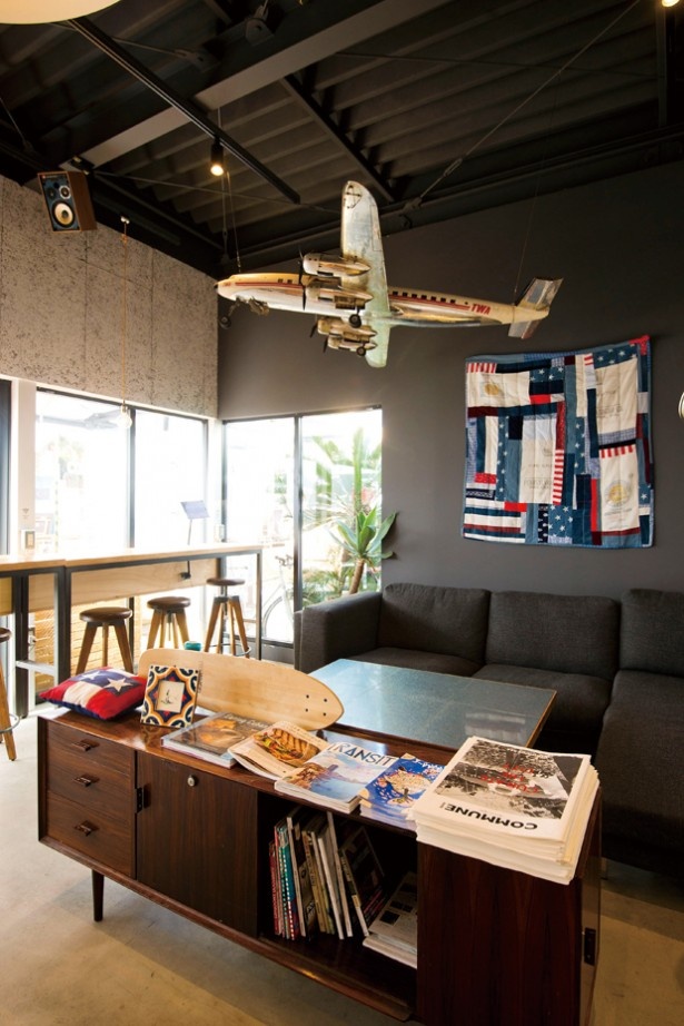 情報発信基地をコンセプトとした、Antenna WIRED CAFE。クリエイターが集まり新たな情報を作り出せるよう、カウンターにタブレットPCを設置