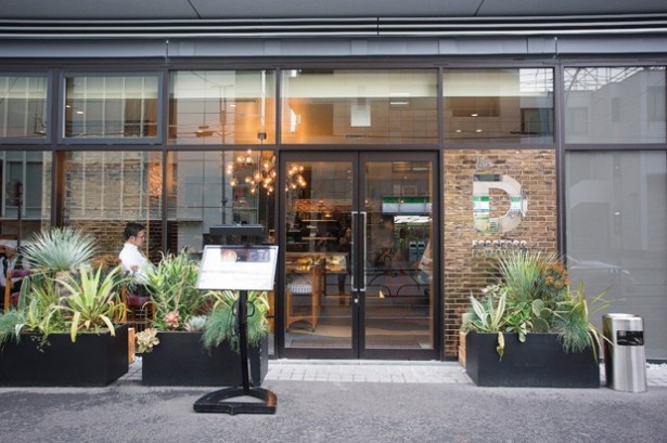 ESPRESSO D WORKSは、ニューヨークスタイルのエスプレッソカフェ。ホットドッグと共に「エスプレッソ」(302円～)もぜひ味わいたい