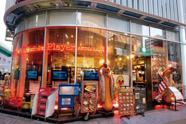 世界のビール約100種類を取りそろえる、PLAYER akihabara。相性抜群のビールとホットドッグで、至福のひと時を過ごそう！