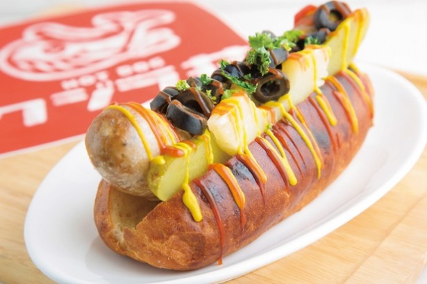 クジラ荘のホットドッグは、こだわり抜いた自家製ソーセージが自慢！パイナップルなどを添えた「ハワイアンドッグ」(680円)をはじめ、全7種類をラインアップ