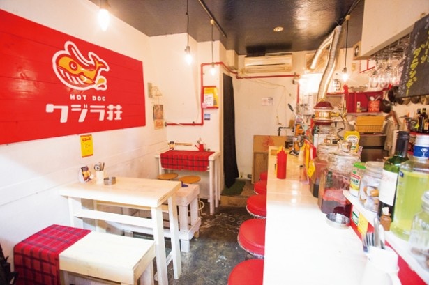 2014年9月、三軒茶屋にオープンしたクジラ荘。ホットドッグは昼のみ販売