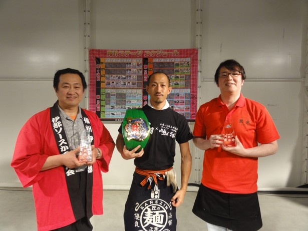 左から「とんかつ しらかば」さん、「肉玉そばおとど」さん、「萬來」さん