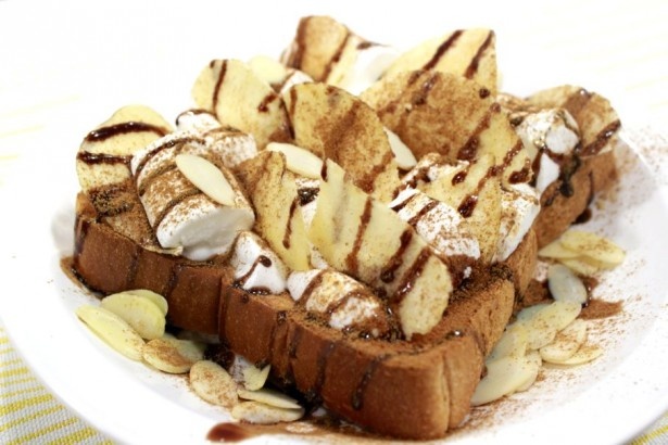 「ポテトチップス バナナ味」(オープン価格)をチョコレートと組み合わせれば、チョコバナナ味に！