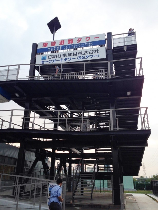 通常は入ることのできない日鐵住金建材（株）の「津波避難タワー」。今回のツアーで特別に入場が実現した