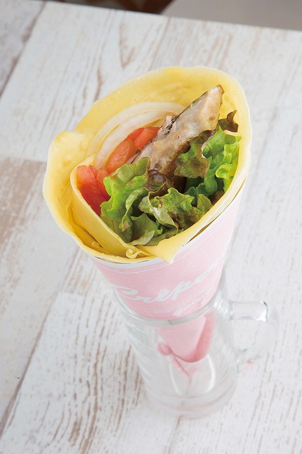 【写真を見る】MKCAFEの「サバクレープ」(650円)は塩サバと野菜を甘味のあるクレープ生地で包んだ4月の新商品