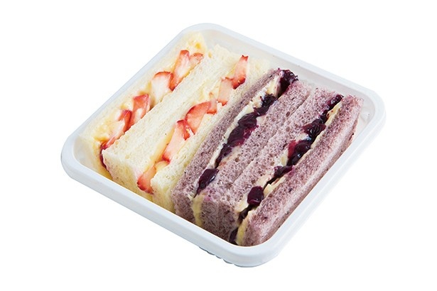 ブルーベリーを練り込んだパンの色彩が鮮やかな、Chez Kazamaの「フルーツサンド」(500円)