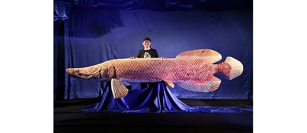 超リアル！“巨大淡水魚”のチェーンソーアート