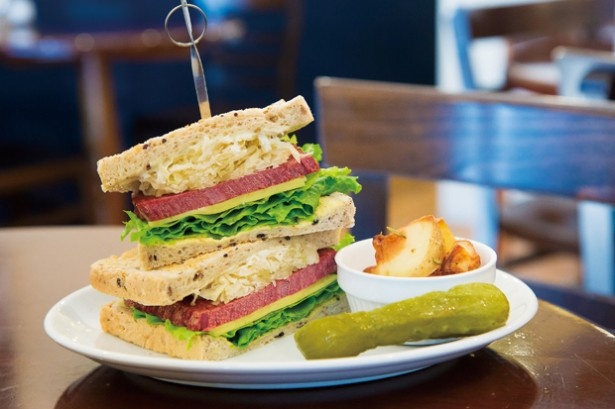 キノーズ・マンハッタン・ニューヨークでは、「コンビーフサンドイッチ」(1500円)をはじめとした、ニューヨークスタイルのサンドイッチを楽しめる