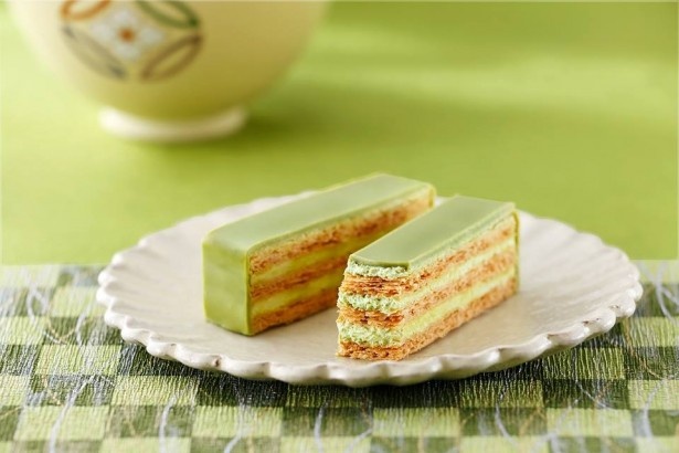 【写真を見る】人気のミルフィーユを抹茶でアレンジ！抹茶クリームをサンドし抹茶チョコでコーティングした「ミルフェ抹茶」(140円)