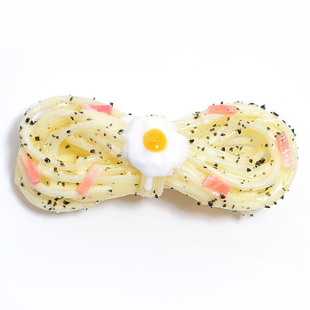 【写真を見る】思わず食べたくなる!?「fakefood HATANAKA」の人気アクセサリー「カルボナーラバレッタ」