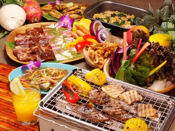 【画像を見る】イタリア産の豚肉のバーベキュー、フレッシュサラダ、タヒチ料理がセットになった「タヒチアン・ベジ・ラップBBQセット」(2700円、2名～)