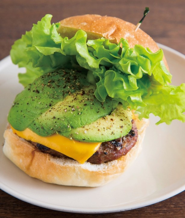 ハラカラ。南青山店の「アボカドチェダーチーズバーガー」(1296円)。パティはグリラーで焼き余分な脂を落とし、旨味を凝縮。アボカド、チェダーチーズも味を深める