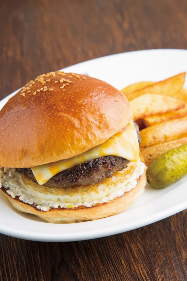 【写真を見る】精肉卸のヤザワミートが手がけるBLACOWS。「チーズエッグバーガー」(1620円)をはじめ、最高級黒毛和牛を使用したこだわりのバーガーを提供