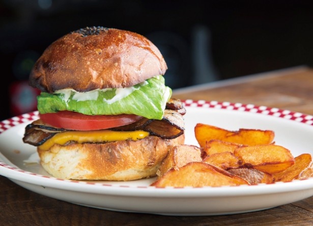 MUNCH’S BURGER SHACKの「自家製ベーコンチーズバーガー」(1500円)。USビーフ100%のパティを、味わい深い特注のバンズが包み込む