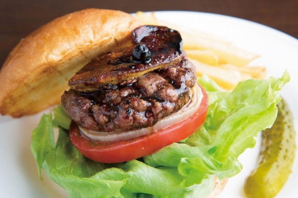 Burgers＆Steak CaSTLe Rockのおすすめは、フォアグラを贅沢に挟んだ「フォアグラバーガー」(1512円)。甘酸っぱいバルサミコカシスソースが旨味を引き立てる