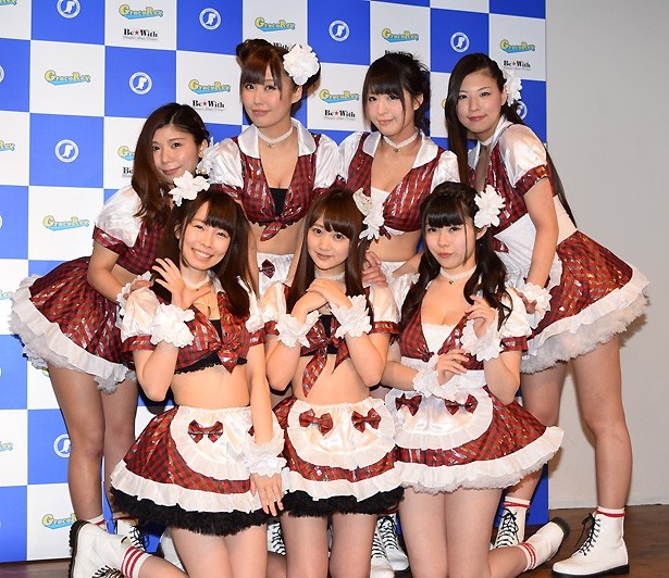 【写真を見る】露出度高めの衣装でお披露目イベントに登壇した「GracoRex(グラコレックス)」のメンバー