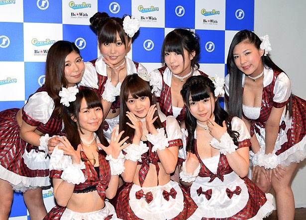 手前の左から、さくまみお、浜田翔子、結城ちか。奥は左から、伊集院友美、稲森美優、二ノ宮桃、有村こはる