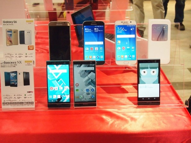 【写真を見る】「Galaxy S6 SC-05G」と「ARROWS NX F-04G」。「ARROWS NX F-04G」には世界初虹彩認証が搭載されている