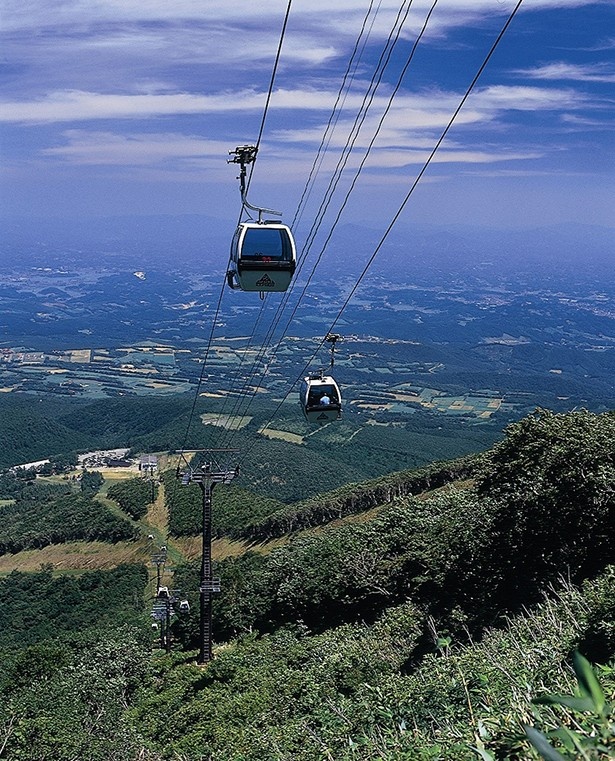 【写真を見る】「あだたらロープウェイ」を使えば、麓からロープウェイ山頂駅(標高1350m)までわずか10分