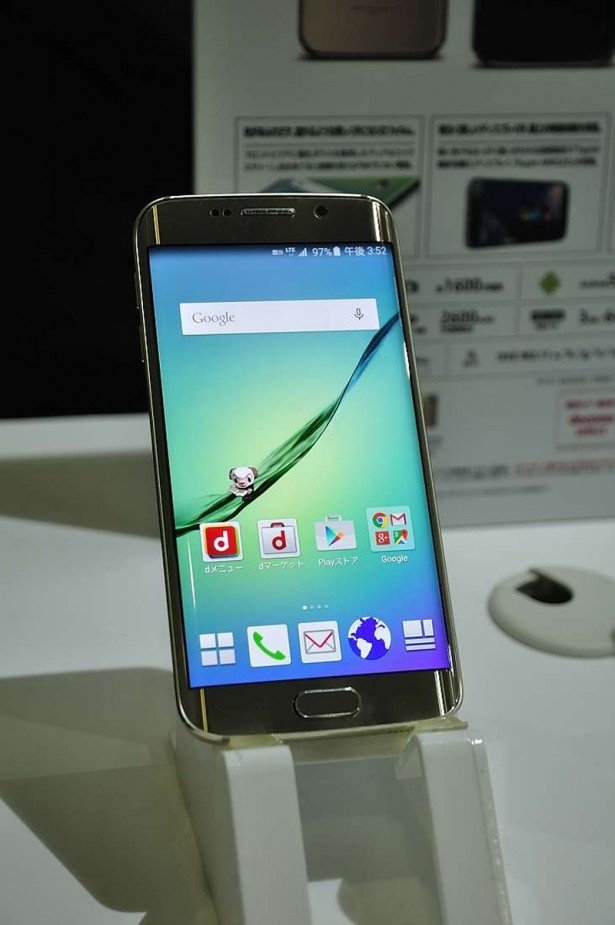 新発売のGALAXY S6 edge。液晶のエッジ部分で着信やメールがわかる