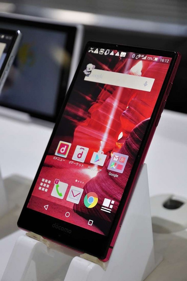 指紋認証を搭載したAQUOS ZETA。CPUを8つ搭載したオクタコアは今夏モデルの主流。処理能力が更に向上し、複雑なグラフィックのゲームなどにも対応できる